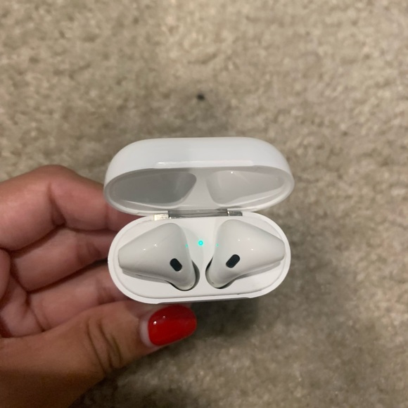 AirPods 2nd Generation - Picture 7 of 8
